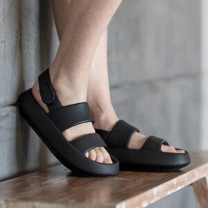 New!! Men’s Women’s Stylish Cloud Black Sandals with Velcro Strap-9.5/10